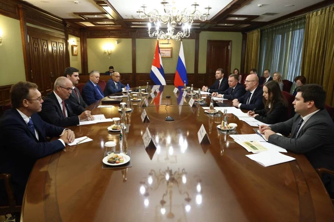 Дмитрий Чернышенко провел рабочую встречу с чрезвычайным и полномочным послом Республики Куба в РФ Энрике Ортой Гонсалесом.