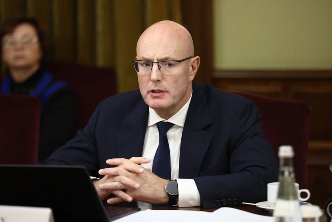 Дмитрий Чернышенко провел рабочую встречу с чрезвычайным и полномочным послом Республики Куба в РФ Энрике Ортой Гонсалесом.