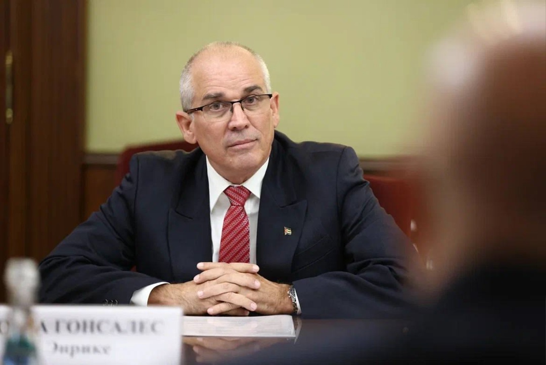 Дмитрий Чернышенко провел рабочую встречу с чрезвычайным и полномочным послом Республики Куба в РФ Энрике Ортой Гонсалесом.