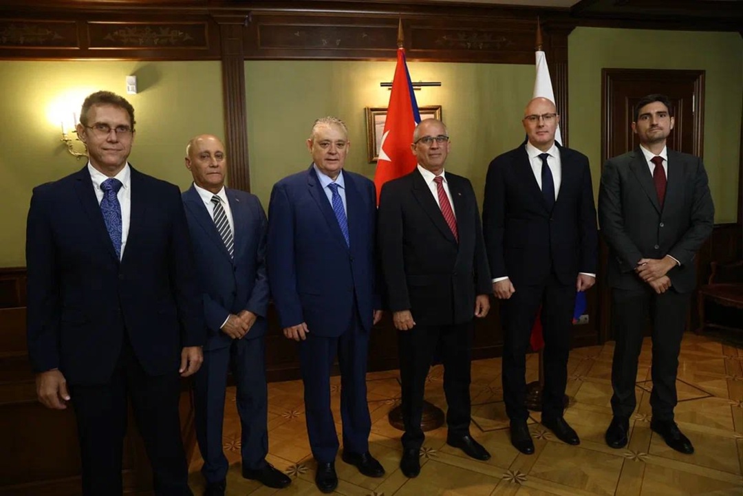 Дмитрий Чернышенко провел рабочую встречу с чрезвычайным и полномочным послом Республики Куба в РФ Энрике Ортой Гонсалесом.