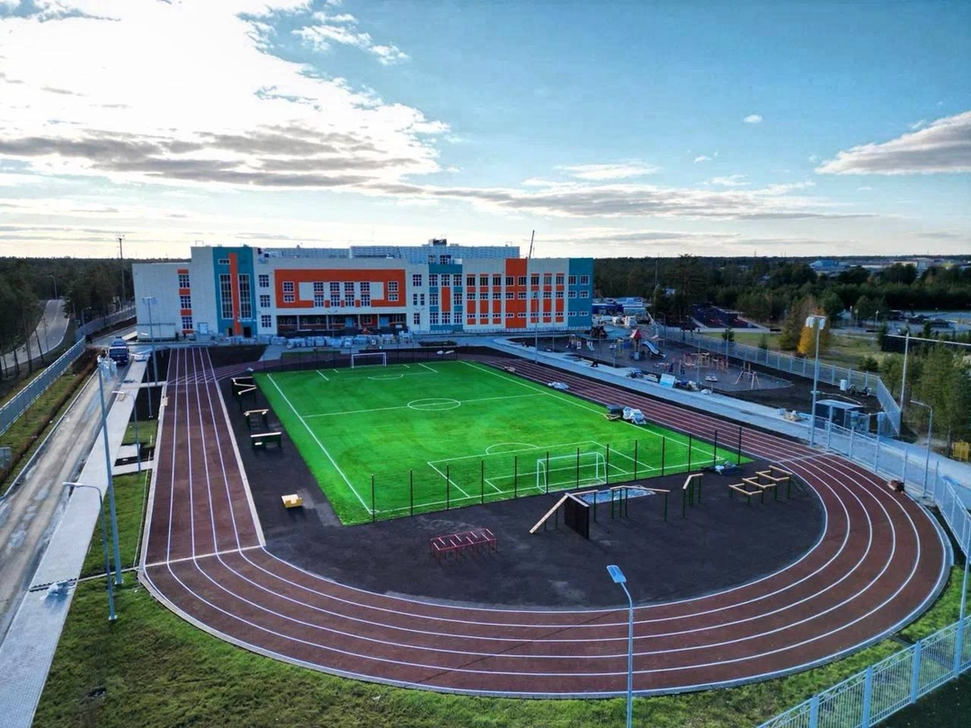 Мегашкола в Когалыме При поддержке ЛУКОЙЛа ведётся строительство школы нового поколения — с безбарьерной средой и высокотехнологичной учебной инфраструктурой.