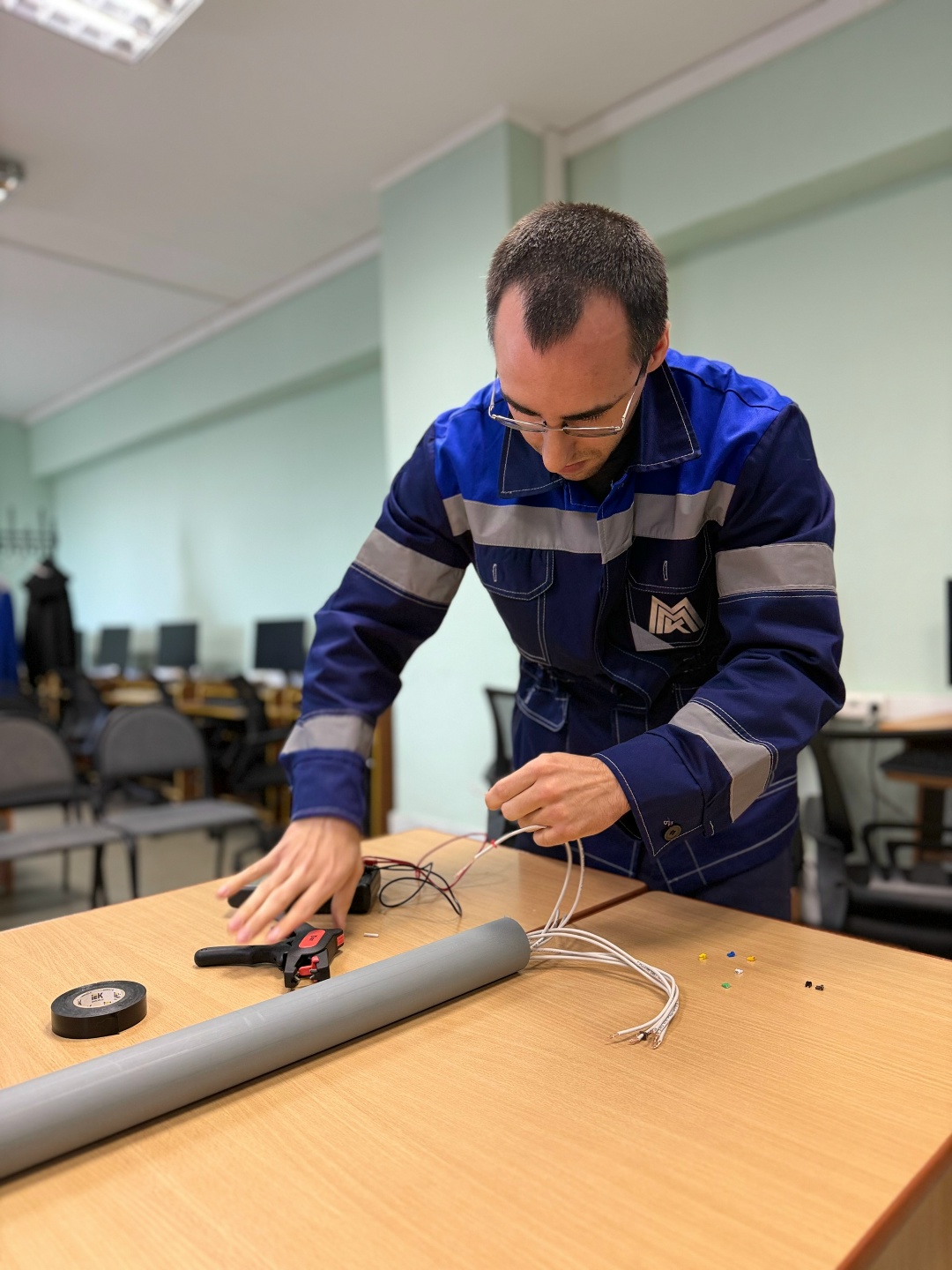 Лучший электромонтер по ремонту и обслуживанию электрооборудования