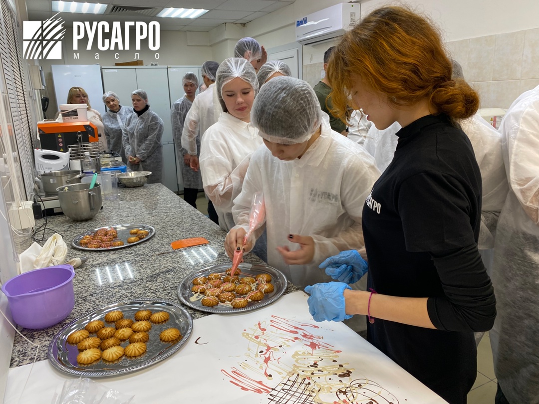 Сегодня производственные площадки «Русагро Масло» в Нижнем Новгороде и Саратове вновь открыли свои двери для школьников.