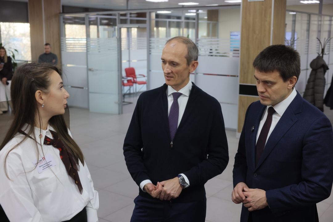 Вице-премьер Дмитрий Григоренко в рамках поездки в Красноярский край посетил МФЦ и провел ряд встреч по развитию «цифры» в регионе.