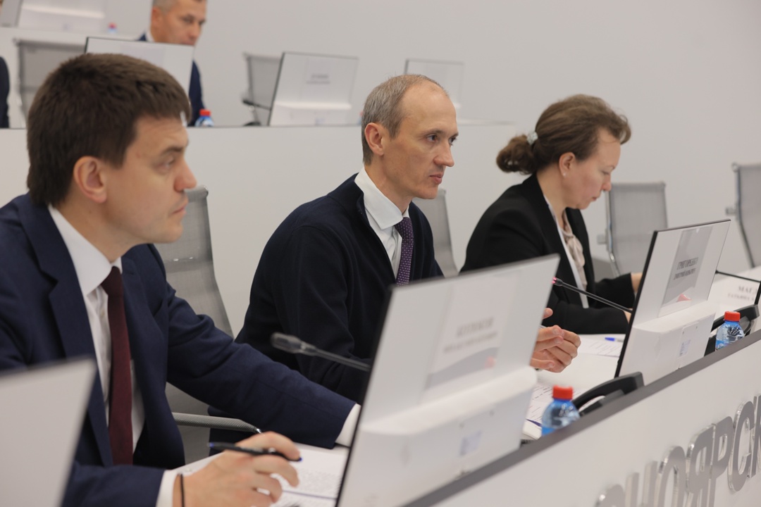 Вице-премьер Дмитрий Григоренко в рамках поездки в Красноярский край посетил МФЦ и провел ряд встреч по развитию «цифры» в регионе.