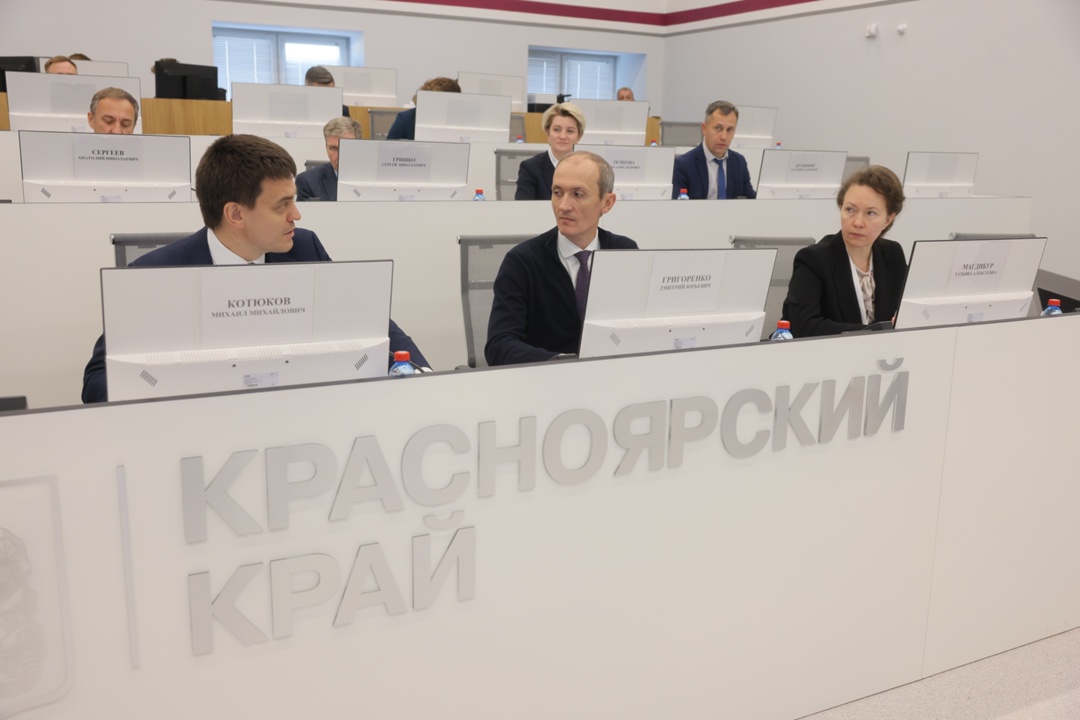 Вице-премьер Дмитрий Григоренко в рамках поездки в Красноярский край посетил МФЦ и провел ряд встреч по развитию «цифры» в регионе.