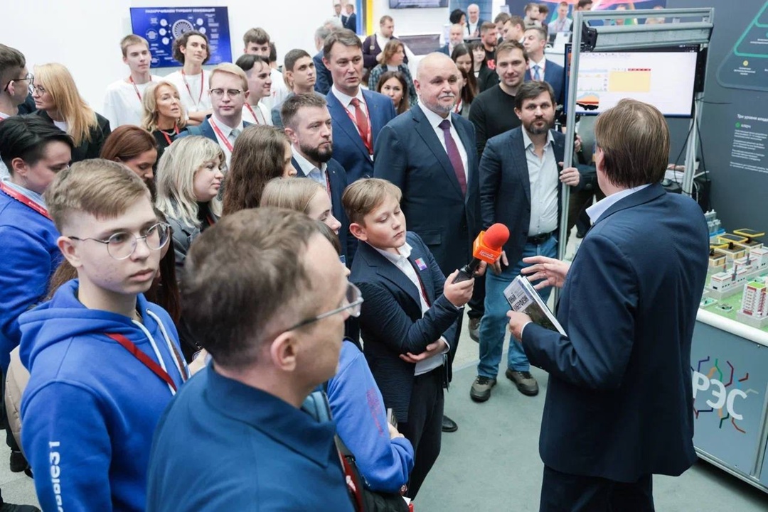Сергей Цивилев осмотрел выставку оборудования для ТЭК