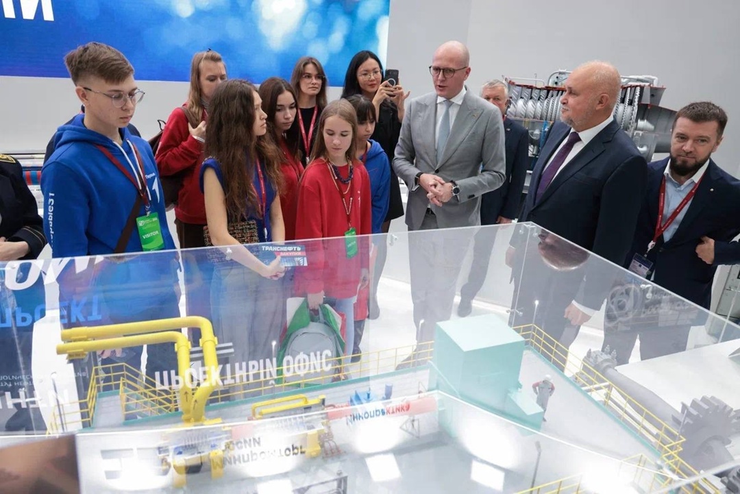 Сергей Цивилев осмотрел выставку оборудования для ТЭК