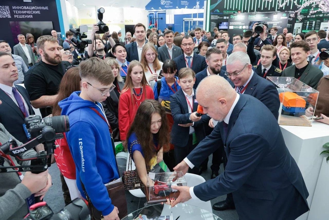 Сергей Цивилев осмотрел выставку оборудования для ТЭК