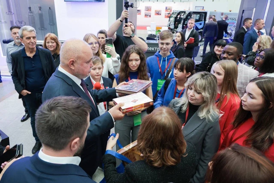 Сергей Цивилев осмотрел выставку оборудования для ТЭК
