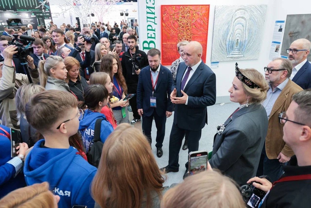 Сергей Цивилев осмотрел выставку оборудования для ТЭК