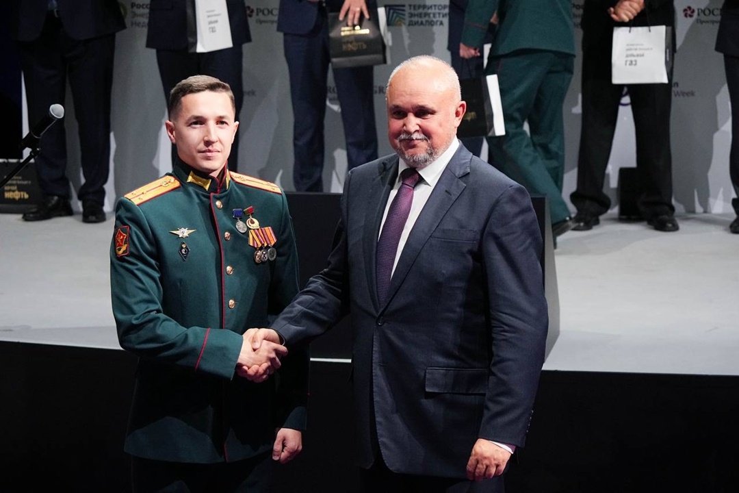 Министр вручил знаки «Дважды победители» энергетикам-участникам СВО