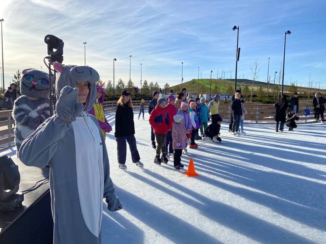 Пора точить коньки! В парке Притяжение снова готовят каток — на месте роллердрома уже укладывают айс-маты, осталось дождаться устойчивых холодов и залить лёд.