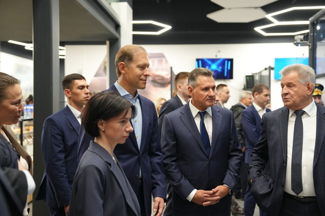 Новый технопарк и передовые лазерные разработки: Денис Мантуров посетил предприятия Московской области.