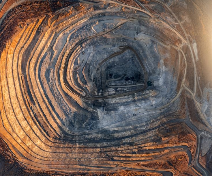 Пролетая над карьером в Забайкалье Чтобы увидеть такой пейзаж вживую, понадобятся крылья или вертолет