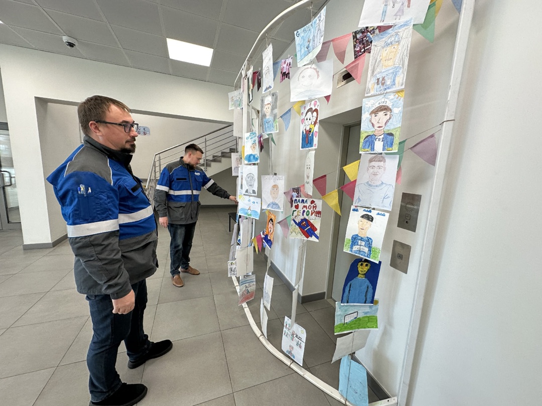 «Папа – мой герой»: в честь Дня отца в здании заводоуправления Амурского ГПЗ развернулась выставка детских рисунков