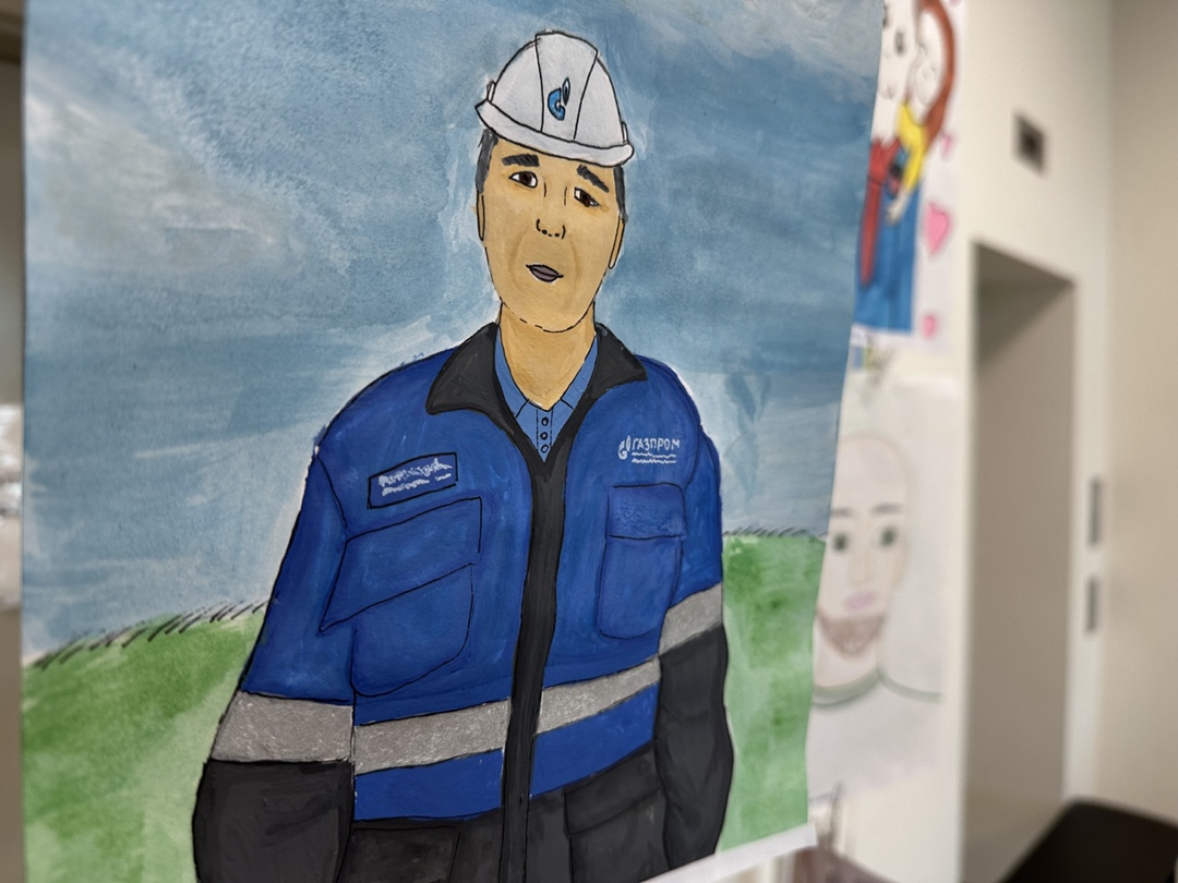 «Папа – мой герой»: в честь Дня отца в здании заводоуправления Амурского ГПЗ развернулась выставка детских рисунков