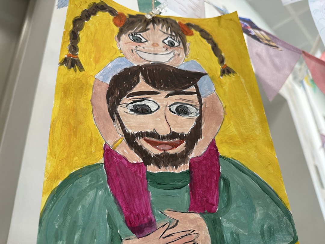 «Папа – мой герой»: в честь Дня отца в здании заводоуправления Амурского ГПЗ развернулась выставка детских рисунков