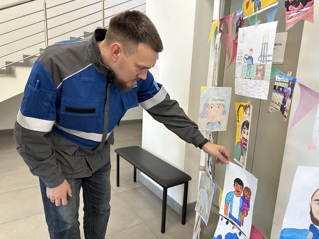 «Папа – мой герой»: в честь Дня отца в здании заводоуправления Амурского ГПЗ развернулась выставка детских рисунков
