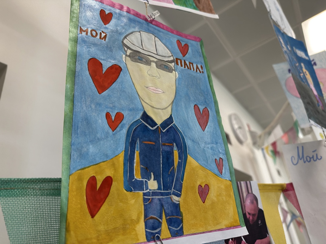 «Папа – мой герой»: в честь Дня отца в здании заводоуправления Амурского ГПЗ развернулась выставка детских рисунков