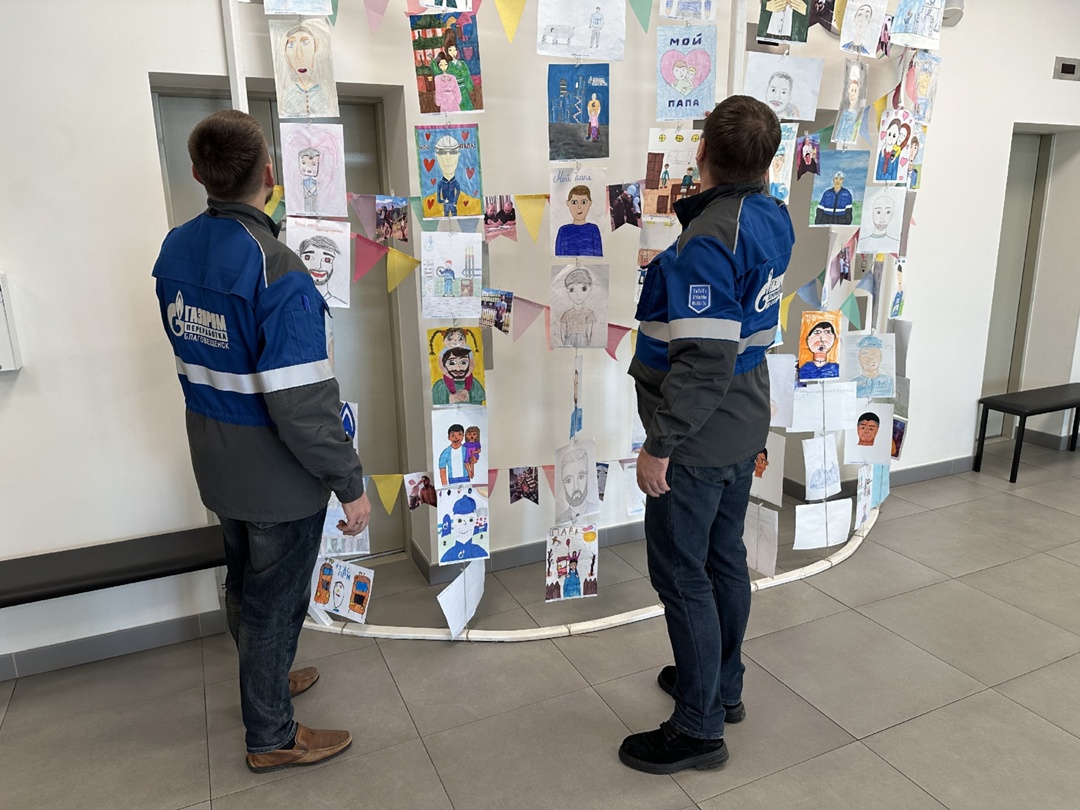 «Папа – мой герой»: в честь Дня отца в здании заводоуправления Амурского ГПЗ развернулась выставка детских рисунков