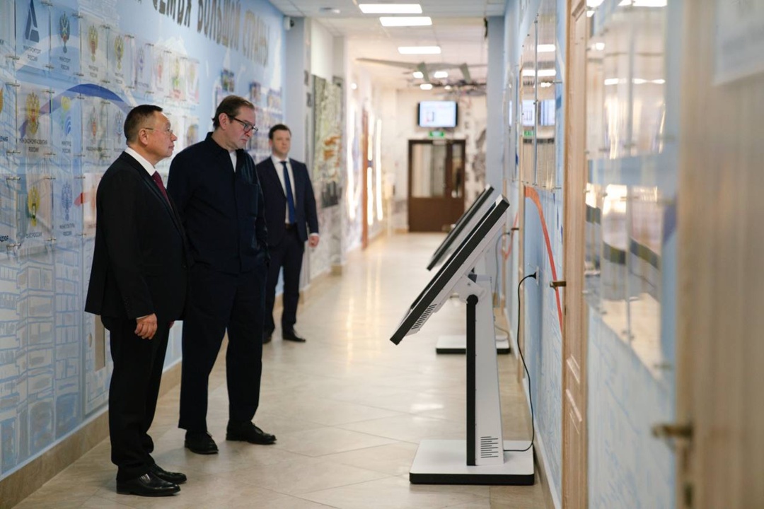 Глава Минстроя России Ирек Файзуллин провел рабочую встречу с художественным руководителем-директором МХТ имени А. П. Чехова Константином Хабенским