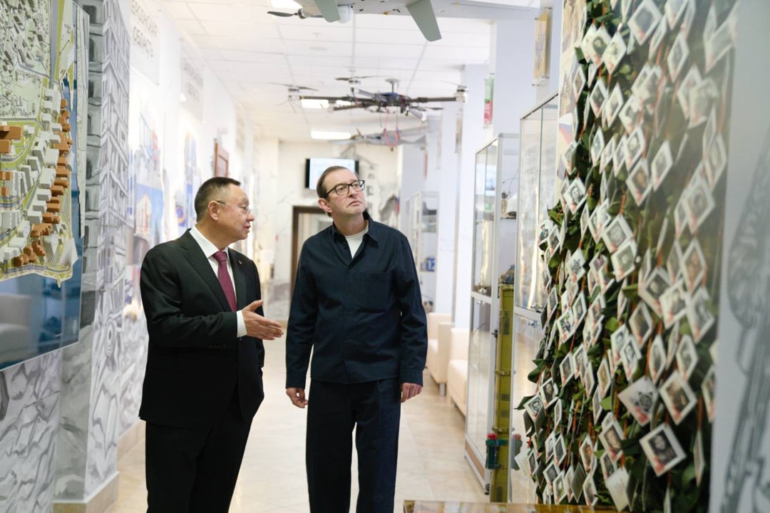 Глава Минстроя России Ирек Файзуллин провел рабочую встречу с художественным руководителем-директором МХТ имени А. П. Чехова Константином Хабенским