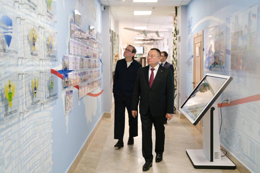 Глава Минстроя России Ирек Файзуллин провел рабочую встречу с художественным руководителем-директором МХТ имени А. П. Чехова Константином Хабенским