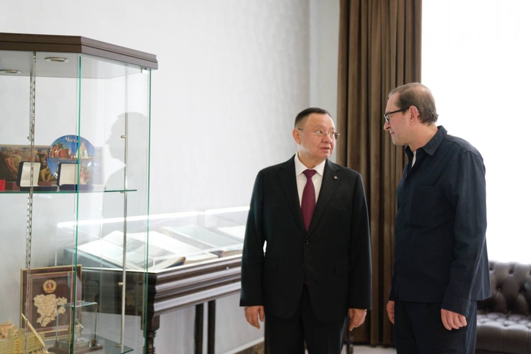 Глава Минстроя России Ирек Файзуллин провел рабочую встречу с художественным руководителем-директором МХТ имени А. П. Чехова Константином Хабенским