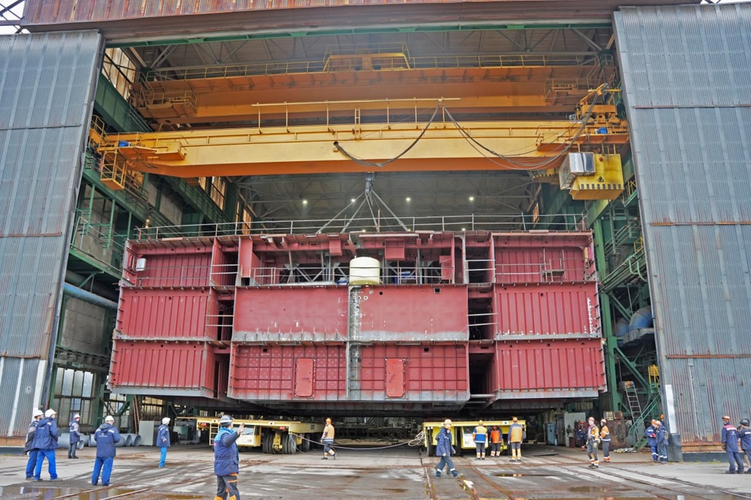 Балтийский завод успешно завершил установку очередного укрупненного блока секций жилой надстройки на универсальном атомном ледоколе проекта 22220 «Чукотка».