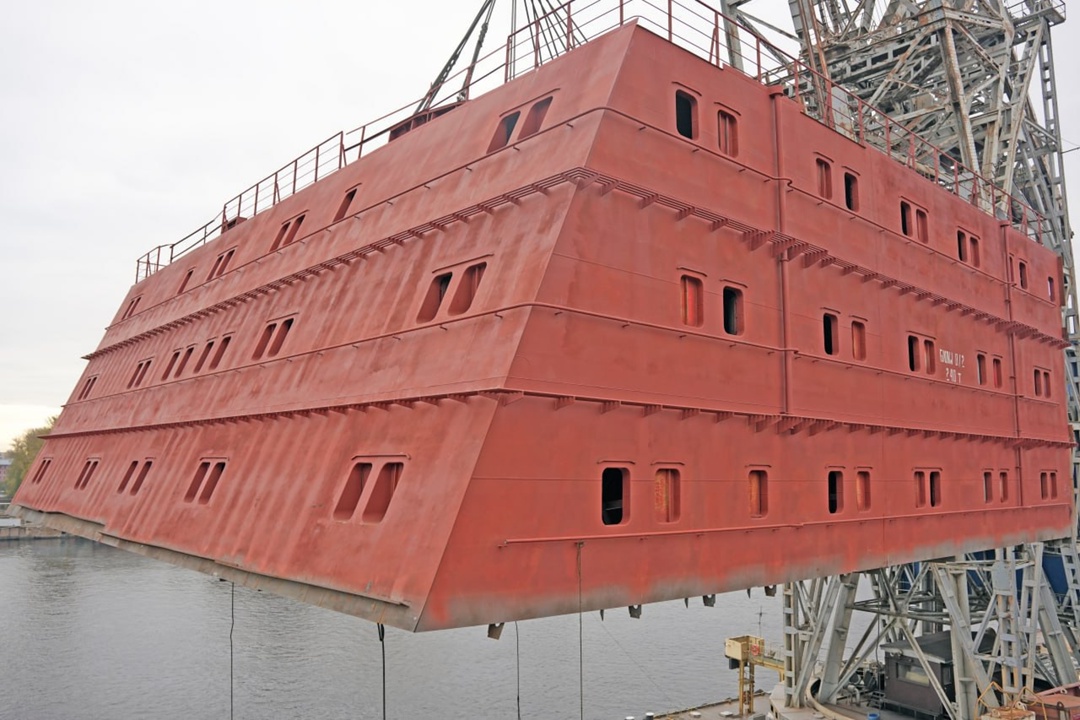 Балтийский завод успешно завершил установку очередного укрупненного блока секций жилой надстройки на универсальном атомном ледоколе проекта 22220 «Чукотка».