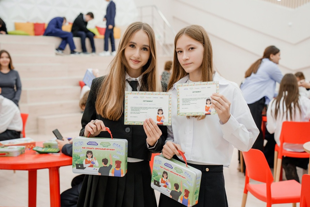 Уроки для устойчивого завтра В октябре наш образовательный проект «В поисках углеродного следа» с Всероссийским проектом «Образ будущего» объехал пять районов…