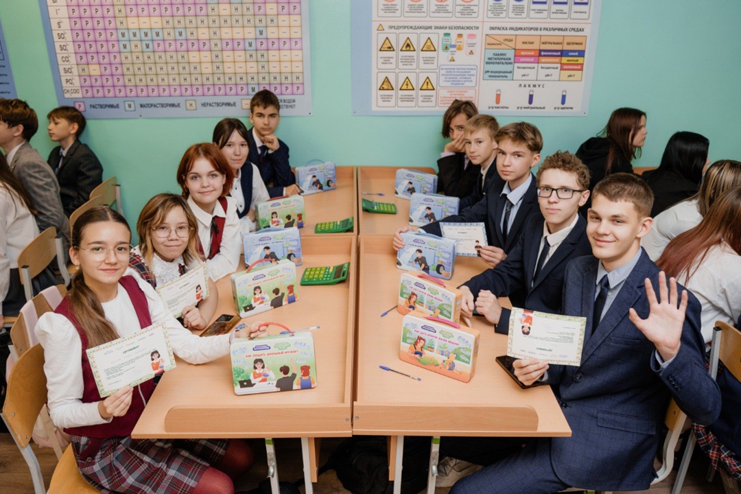 Уроки для устойчивого завтра В октябре наш образовательный проект «В поисках углеродного следа» с Всероссийским проектом «Образ будущего» объехал пять районов…