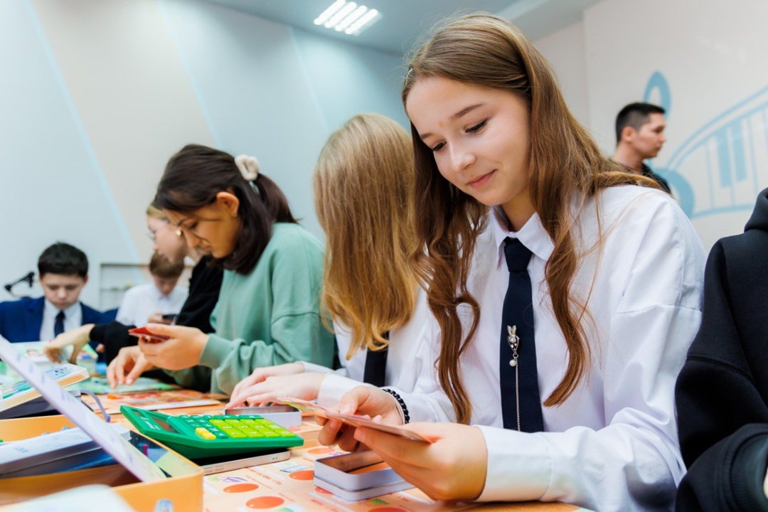 Уроки для устойчивого завтра В октябре наш образовательный проект «В поисках углеродного следа» с Всероссийским проектом «Образ будущего» объехал пять районов…