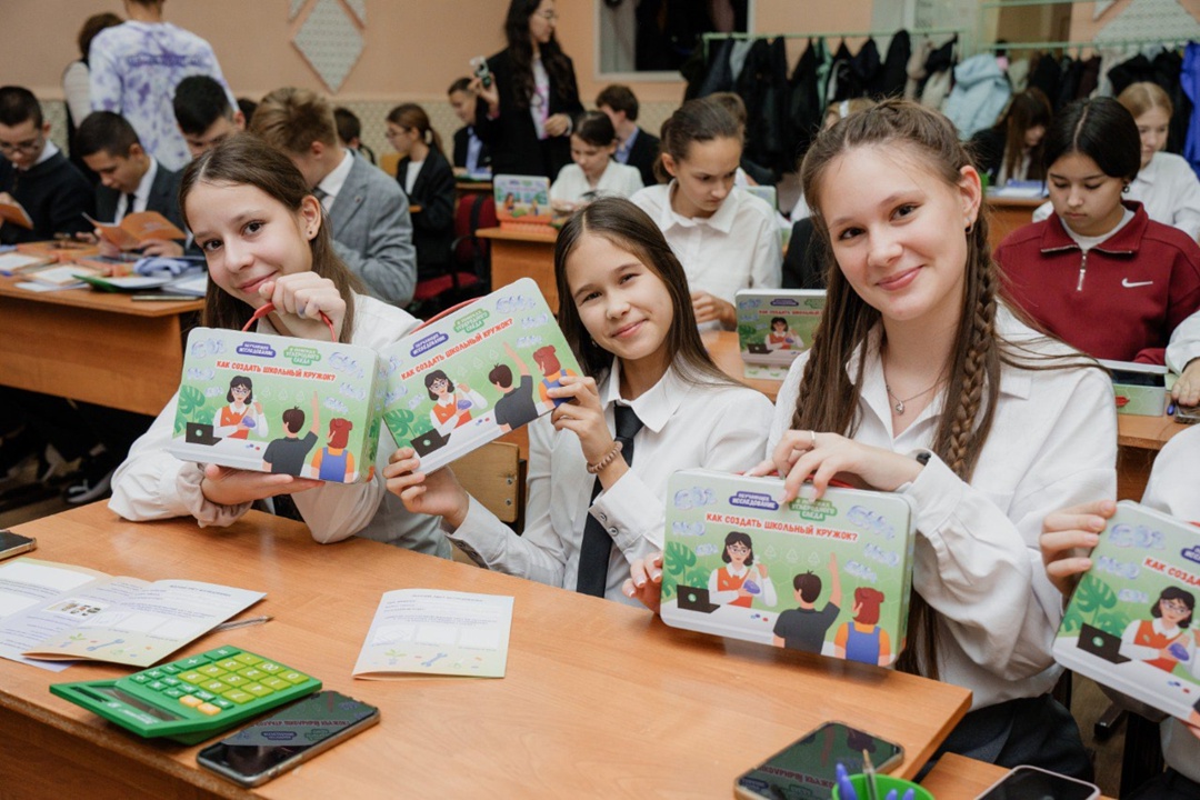 Уроки для устойчивого завтра В октябре наш образовательный проект «В поисках углеродного следа» с Всероссийским проектом «Образ будущего» объехал пять районов…