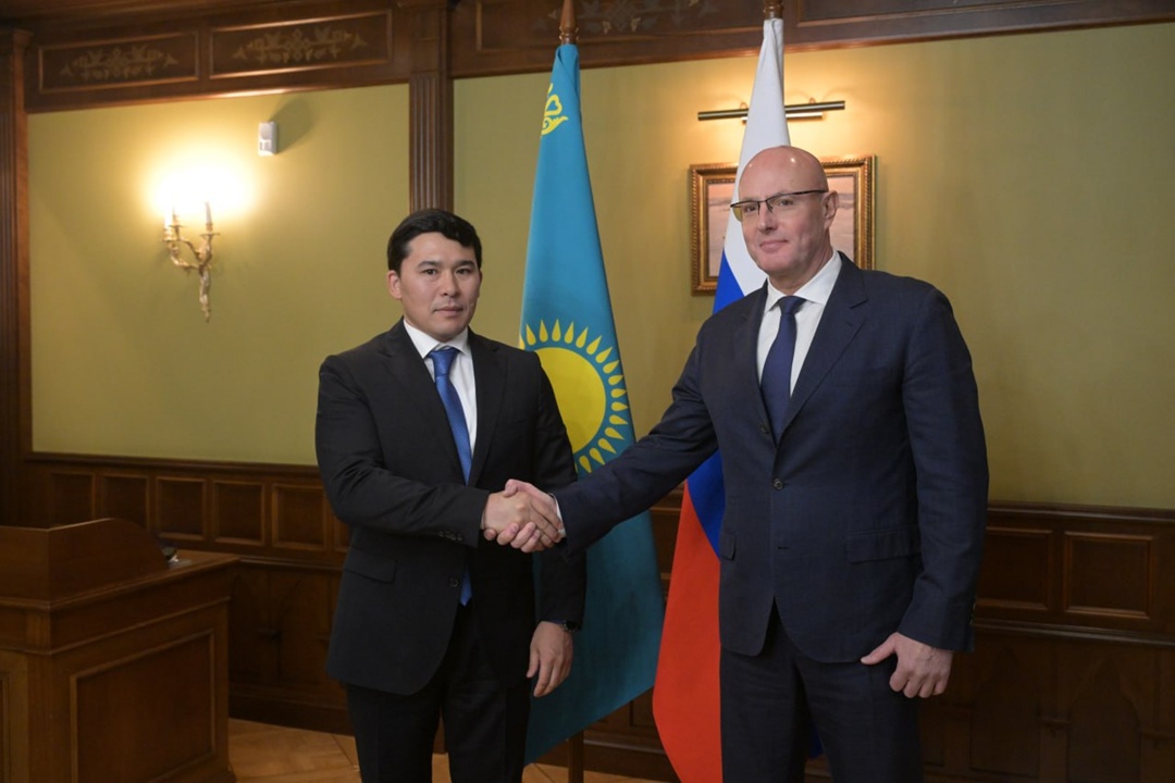 Дмитрий Чернышенко провел рабочую встречу с министром туризма и спорта Республики Казахстан Ерболом Мырзабосыновым.