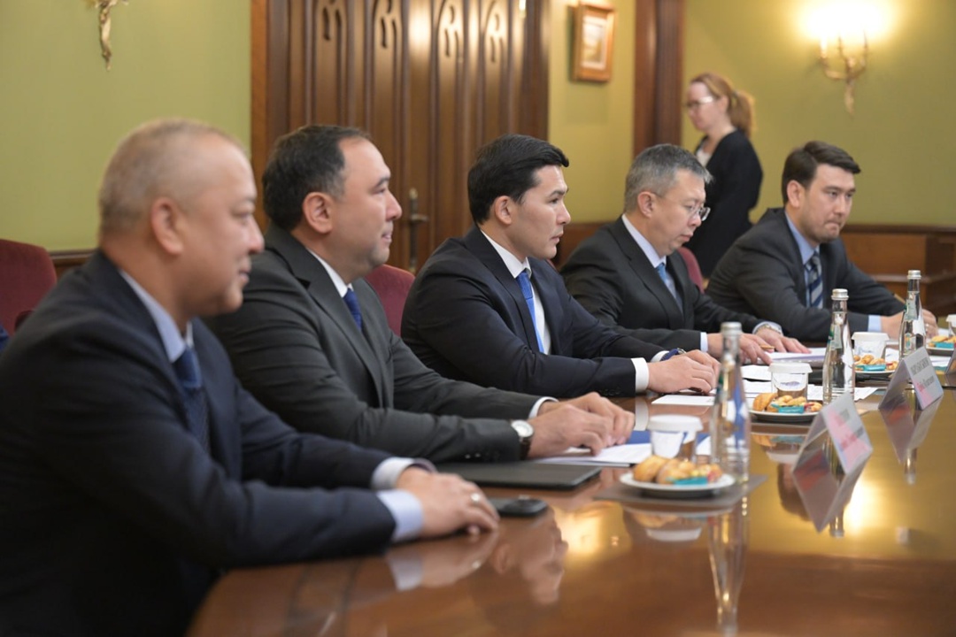 Дмитрий Чернышенко провел рабочую встречу с министром туризма и спорта Республики Казахстан Ерболом Мырзабосыновым.