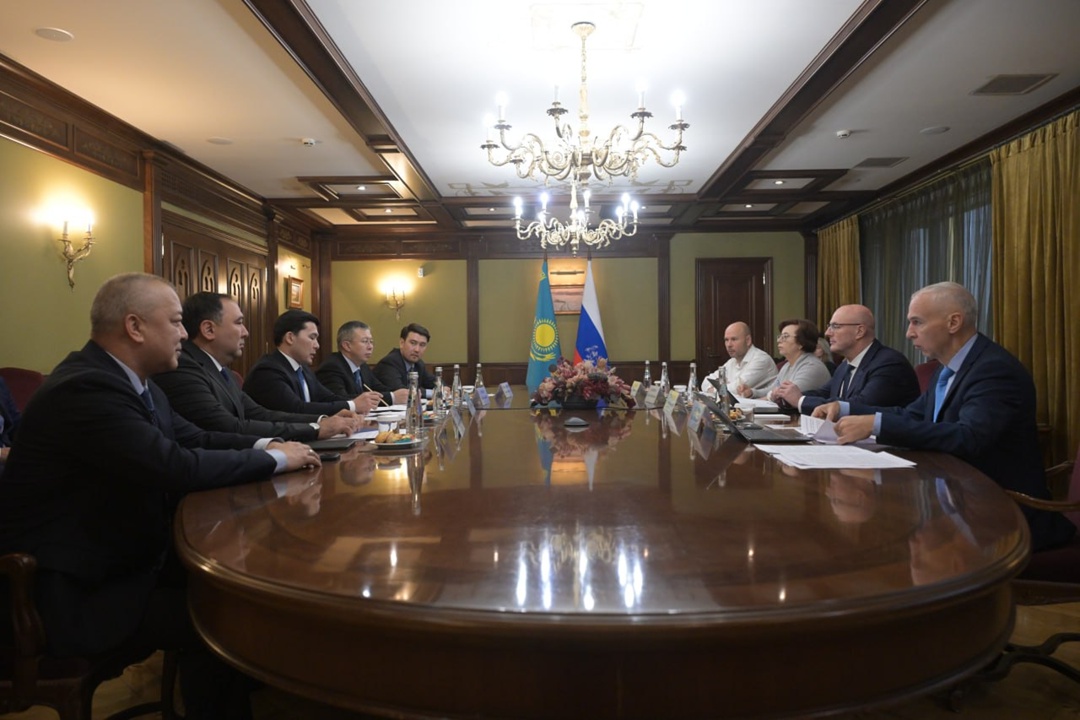 Дмитрий Чернышенко провел рабочую встречу с министром туризма и спорта Республики Казахстан Ерболом Мырзабосыновым.