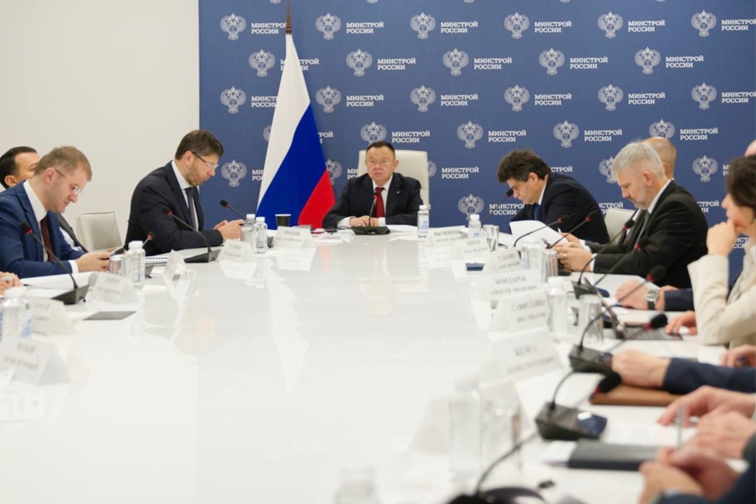 Глава Минстроя России Ирек Файзуллин провел еженедельное совместное совещание с регионами и главными распорядителями бюджетных средств (ГРБС)