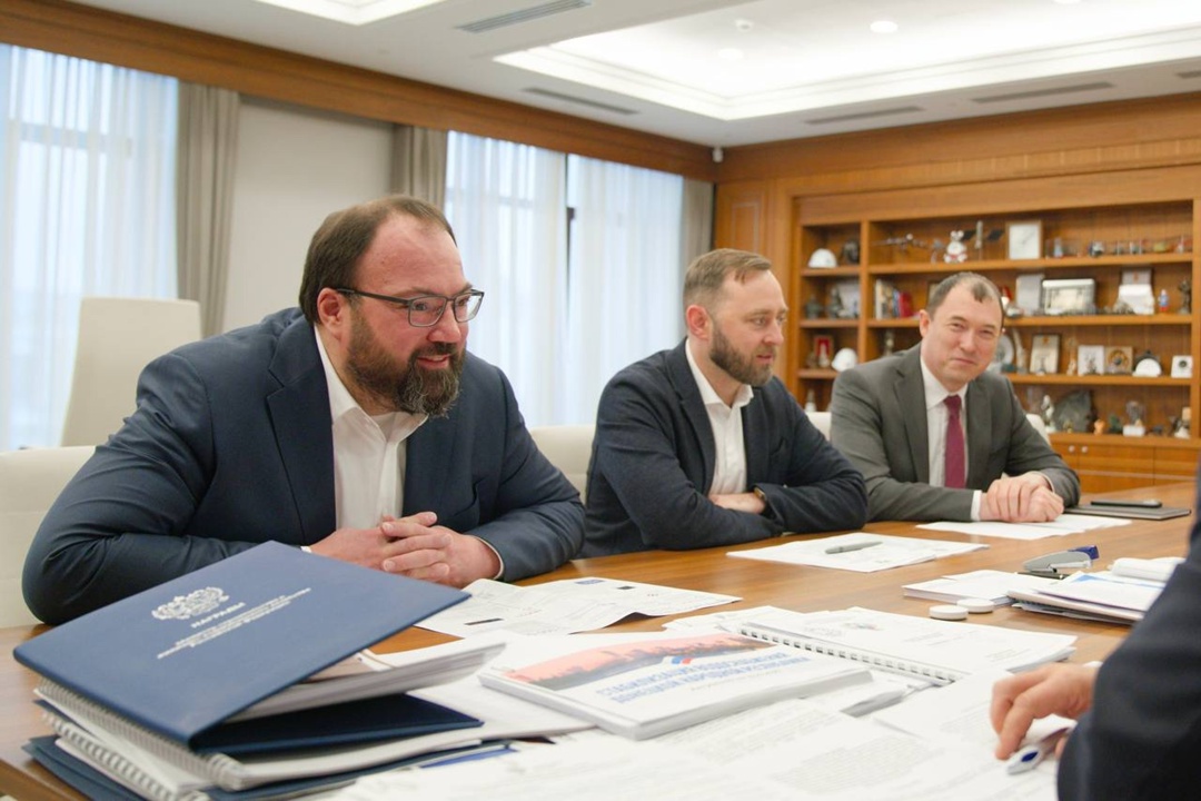 В Минстрое России состоялась рабочая встреча Министра строительства и ЖКХ РФ Ирека Файзуллина и Министра цифрового развития, связи и массовых коммуникаций РФ…