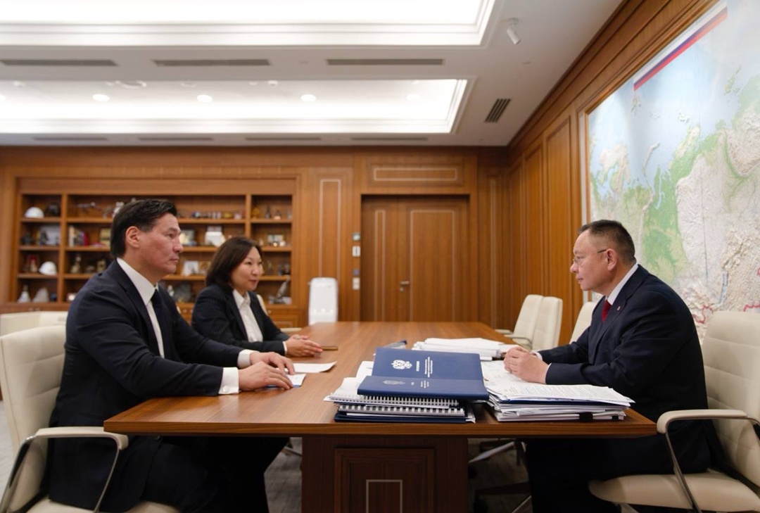 Министр строительства и ЖКХ РФ Ирек Файзуллин провел рабочую встречу с главой Республики Калмыкии Бату Хасиковым