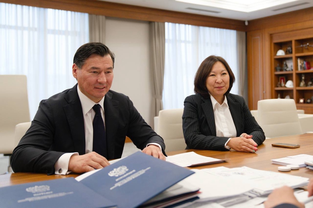 Министр строительства и ЖКХ РФ Ирек Файзуллин провел рабочую встречу с главой Республики Калмыкии Бату Хасиковым