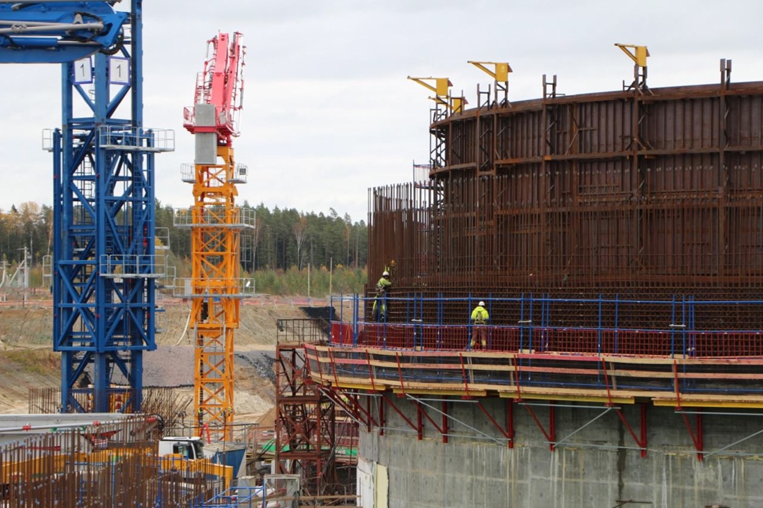 На строительной площадке энергоблока № 3 с реактором ВВЭР-1200 Ленинградской АЭС-2 начался новый этап работ — возведение внешней защитной оболочки здания…