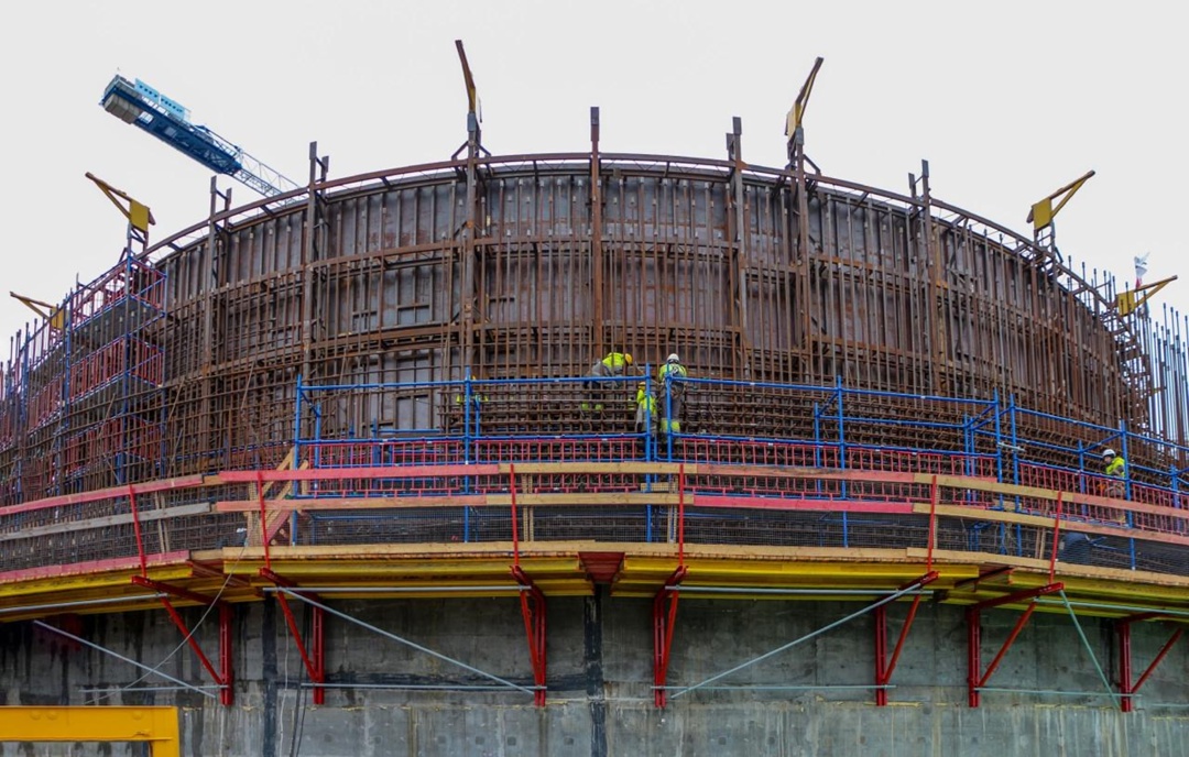 На строительной площадке энергоблока № 3 с реактором ВВЭР-1200 Ленинградской АЭС-2 начался новый этап работ — возведение внешней защитной оболочки здания…