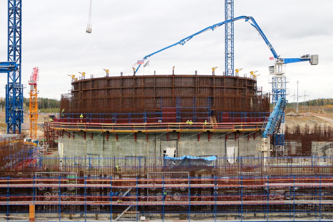 На строительной площадке энергоблока № 3 с реактором ВВЭР-1200 Ленинградской АЭС-2 начался новый этап работ — возведение внешней защитной оболочки здания…