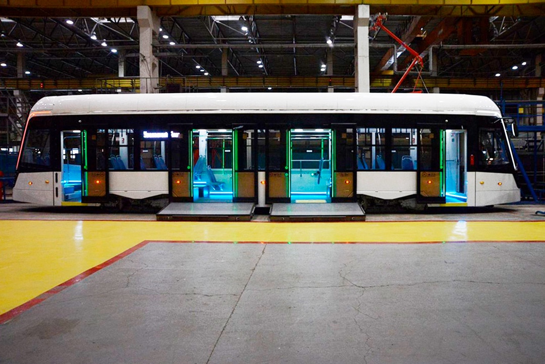 Как в бизнес-классе Светящийся трамвай выходит на испытания в Екатеринбурге. Его внутренняя подсветка меняет цвет в зависимости от времени суток.