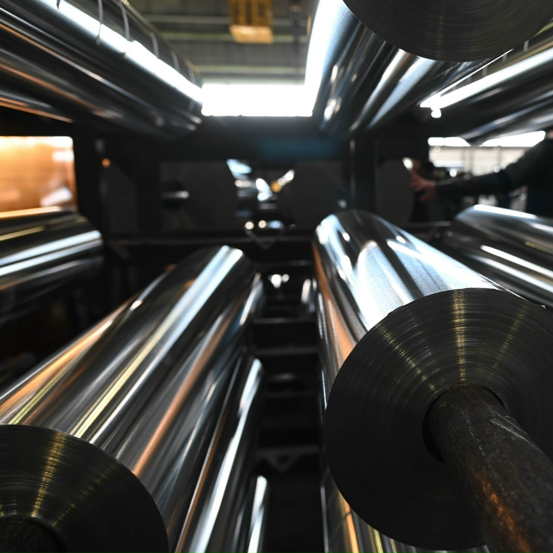 Друзья, мы в Свердловской области — в Михайловске. Запустили новую линию непрерывного литья полосы из алюминия и его сплавов на заводе «Уральская фольга»️