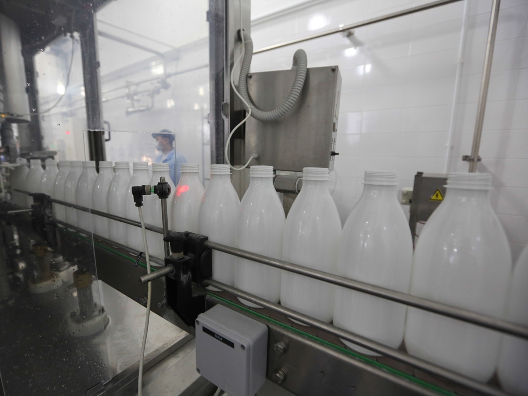 С сентября 2024 года по август 2025-го розничные продажи молочной продукции в натуральном выражении снизились на 2,8% к предыдущим 12 месяцам, пишет…