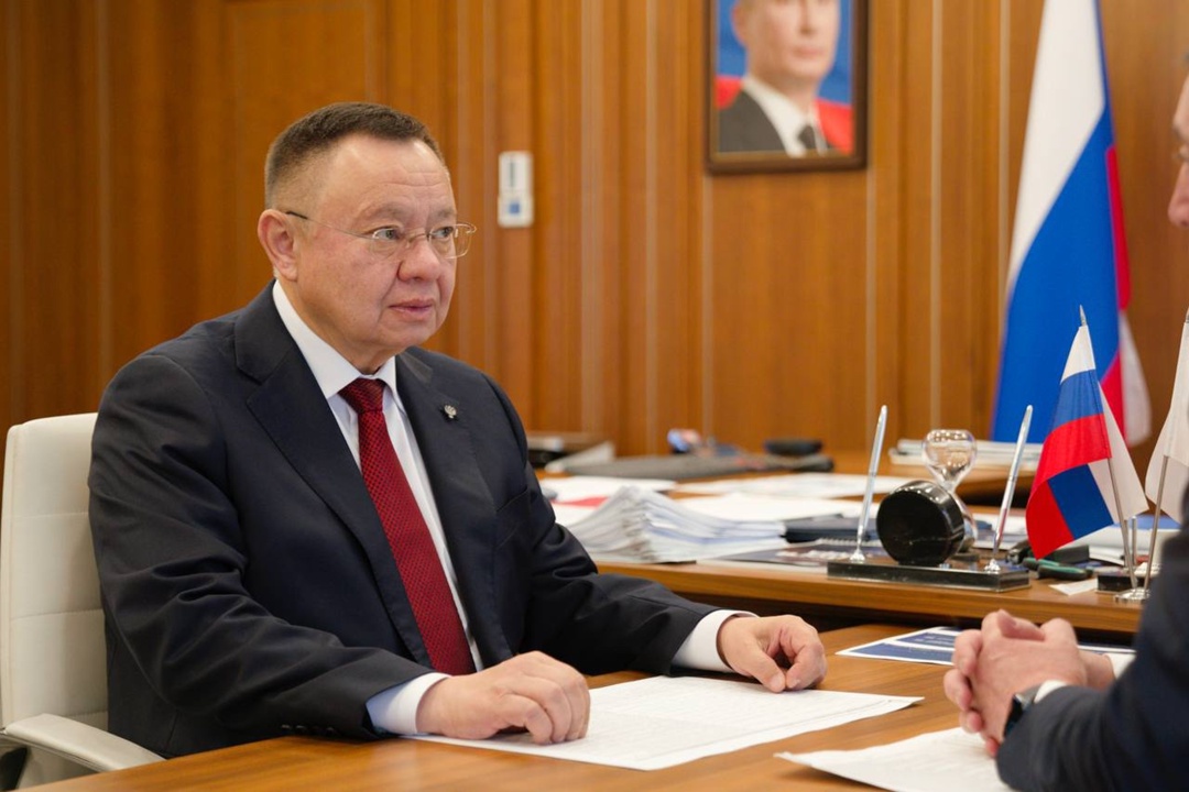 Министр строительства и ЖКХ РФ Ирек Файзуллин провел рабочую встречу с Губернатором Сахалинской области Валерием Лимаренко