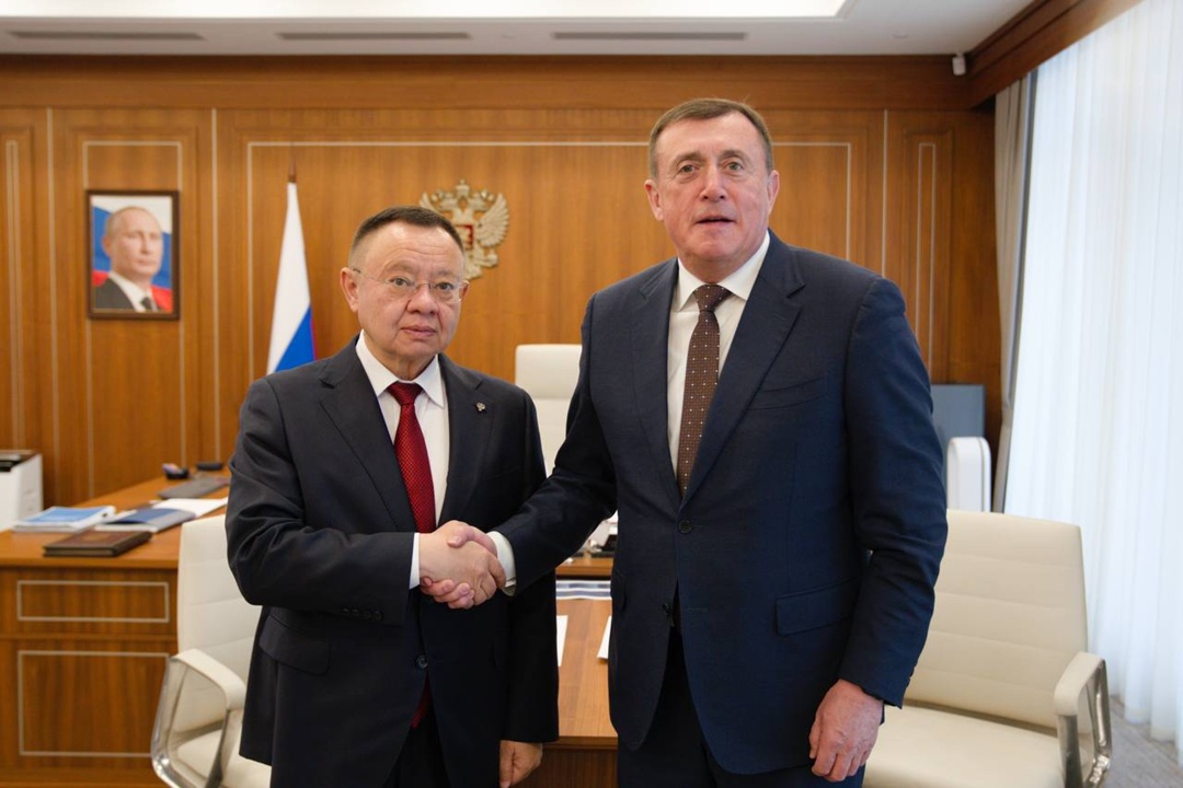 Министр строительства и ЖКХ РФ Ирек Файзуллин провел рабочую встречу с Губернатором Сахалинской области Валерием Лимаренко